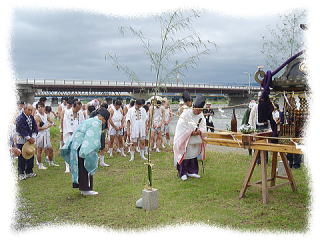 寒田神社例祭ご祈祷中の写真