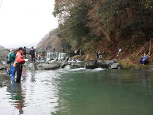 秋の清流ヤマメ・マス釣り大会の風景写真その2